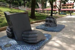 Пам'ятник читачеві в Сінгапур