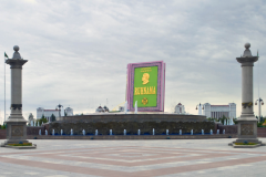 Пам'ятник Книзі "Рухнама"  Встановлено в Ашхабаді (Туркменія).
